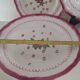 Trio d'assiettes, plats Longchamp à décor de fleurs, 1930-40
