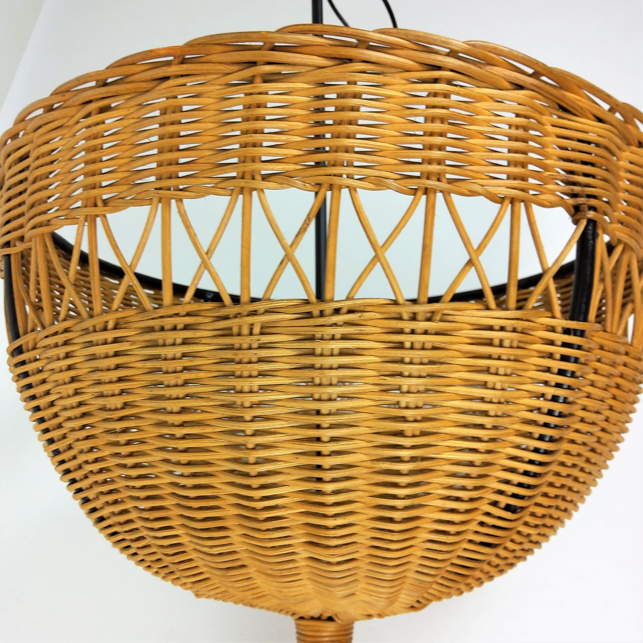 Corbeille rotin et pied métal noir 1950