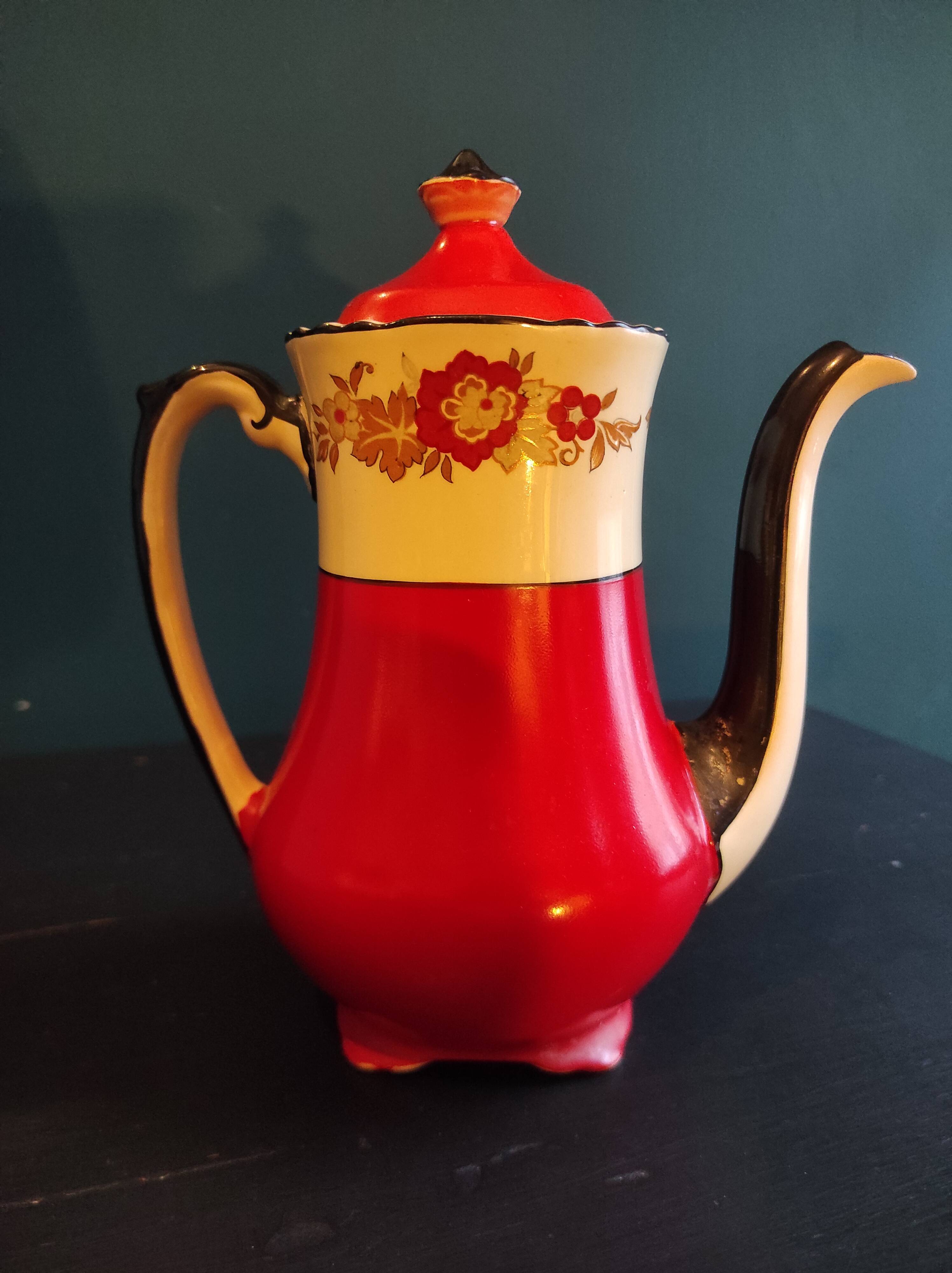 English vintage coffee or tea pot, Wedgwood, mod. Richelieu