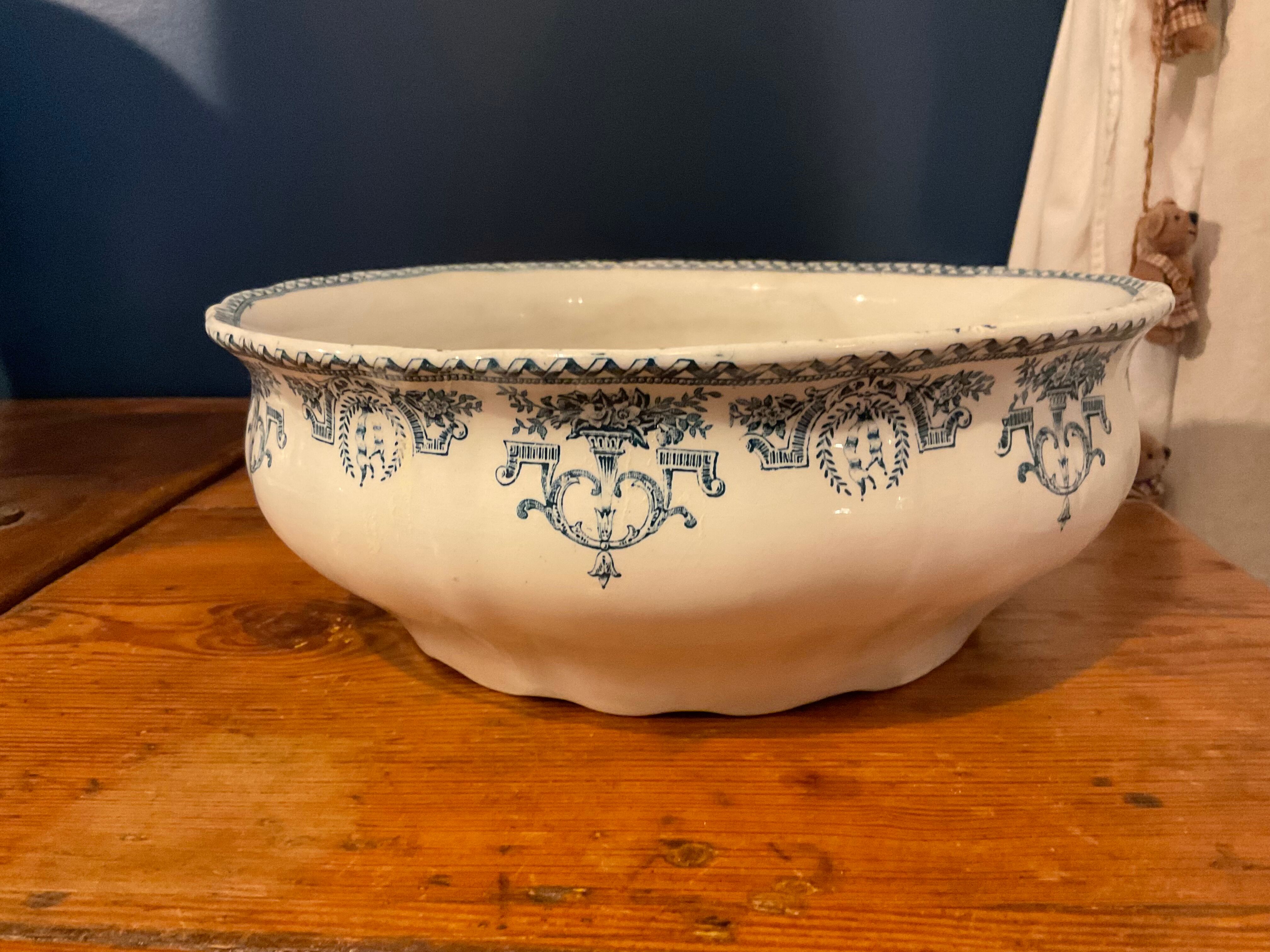 Salad bowl. Iron Earth . Model Louis XVI. 1900