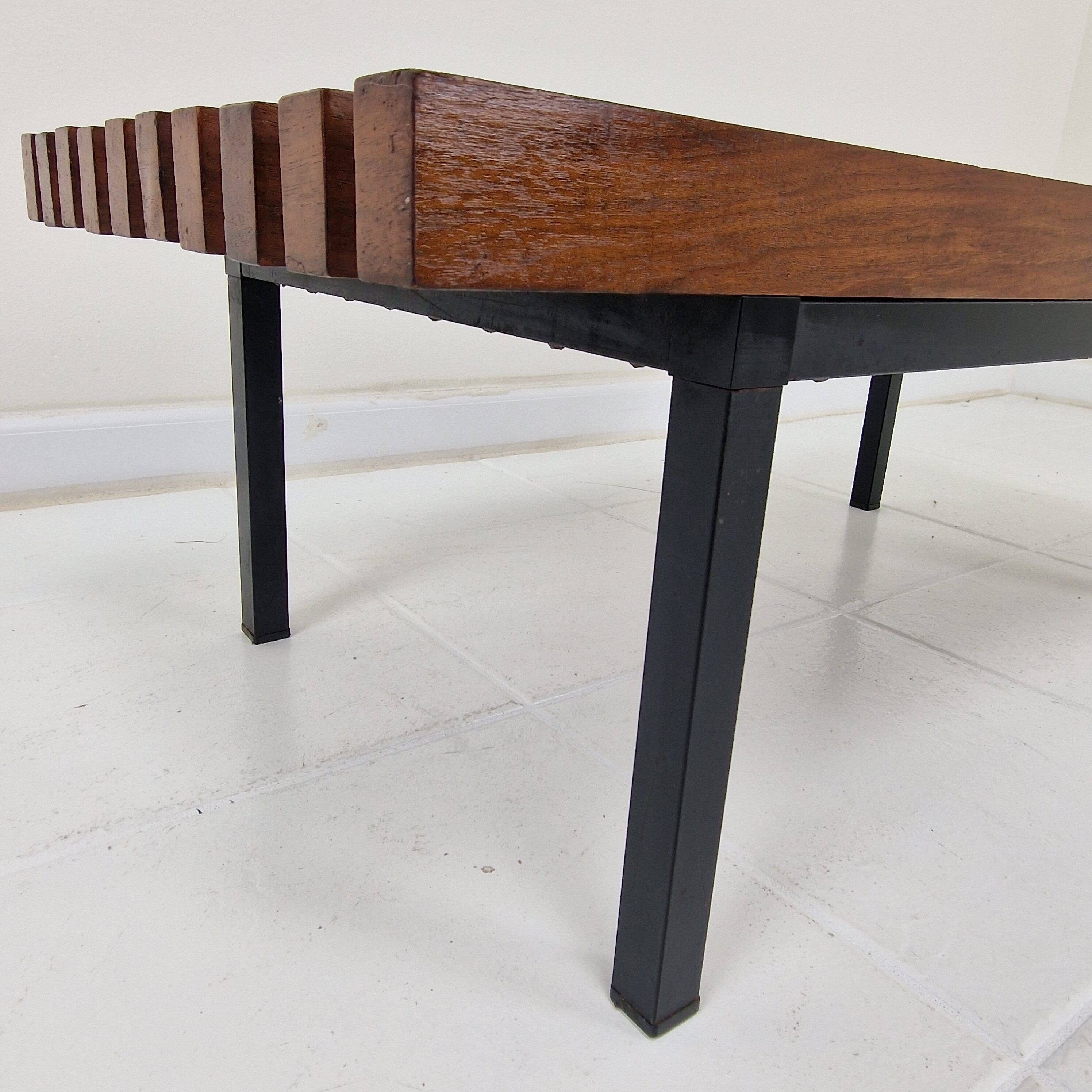 Banc en bois à lattes italien / table basse, 20e siècle