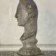 Buste féminin sculpté en pierre