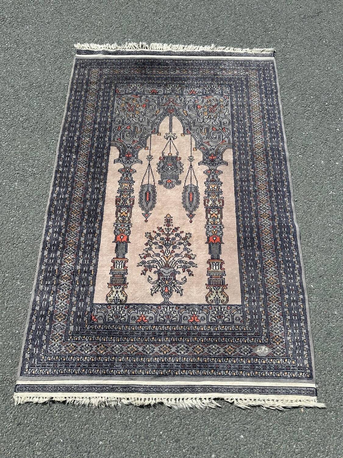 Handmade Pakistani rug