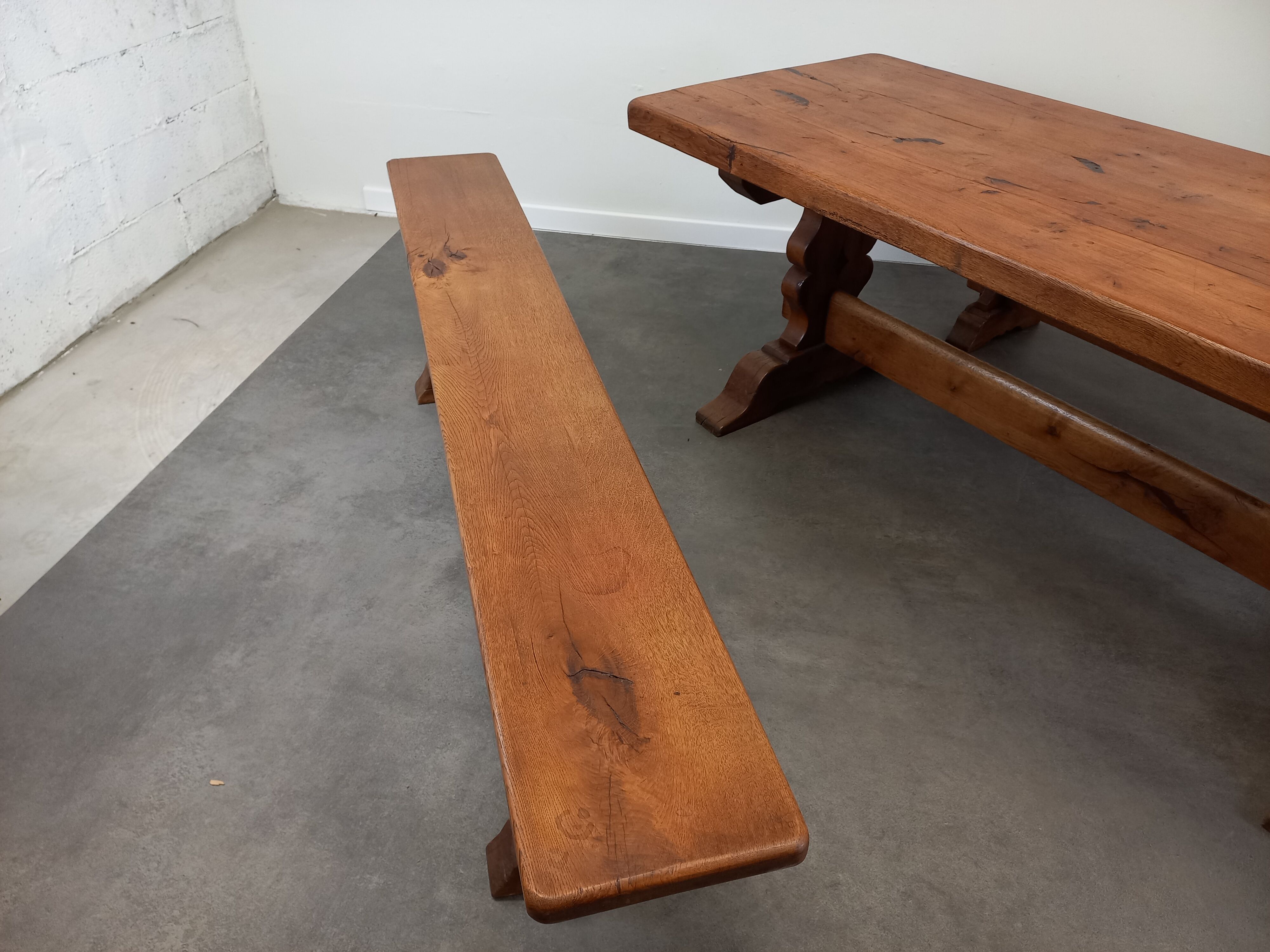 Farmhouse table and its 2 benches