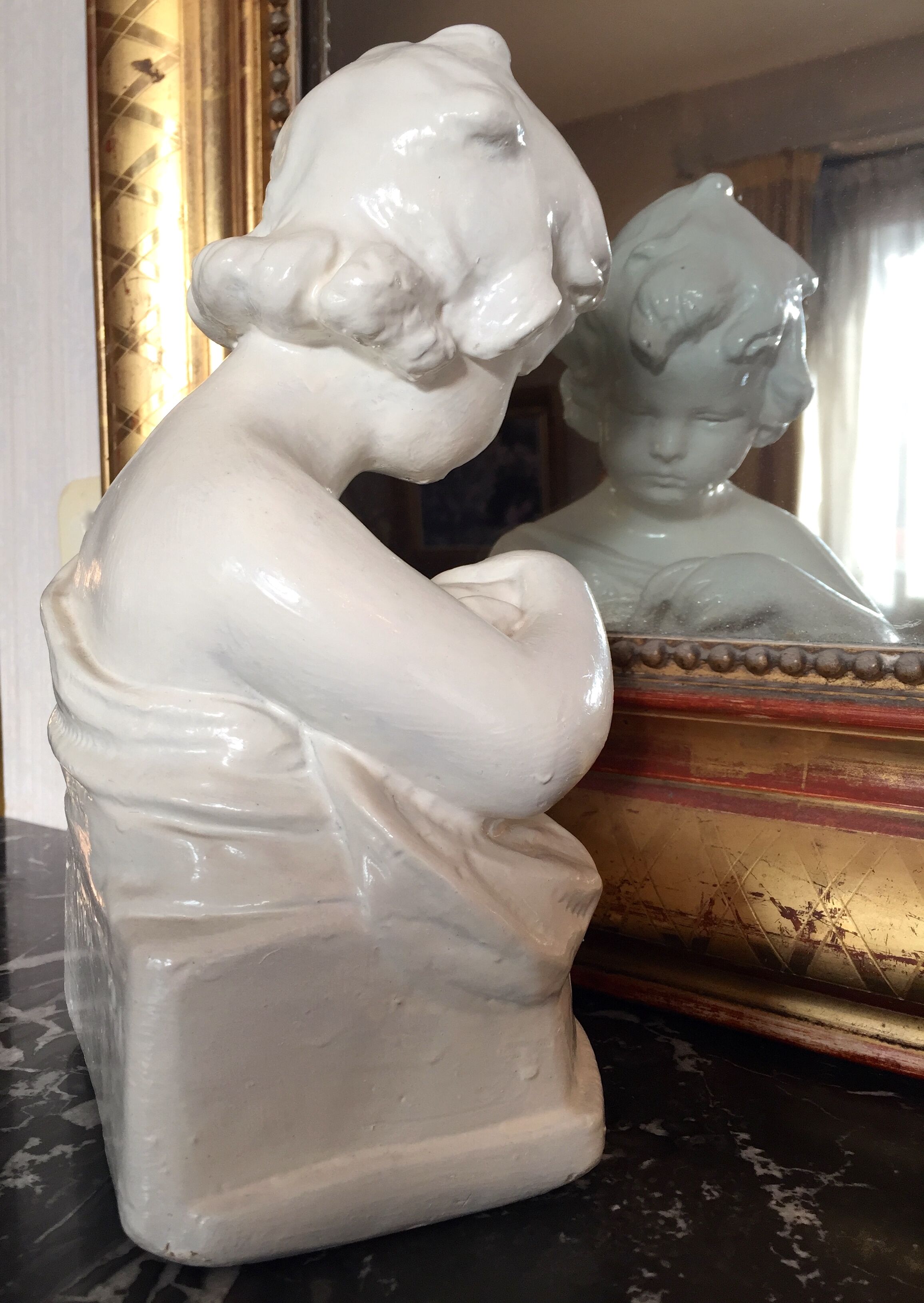 Cherub bust 19th century La Becquée petit enfant et oiseau figurine bébé angelot enamelled white