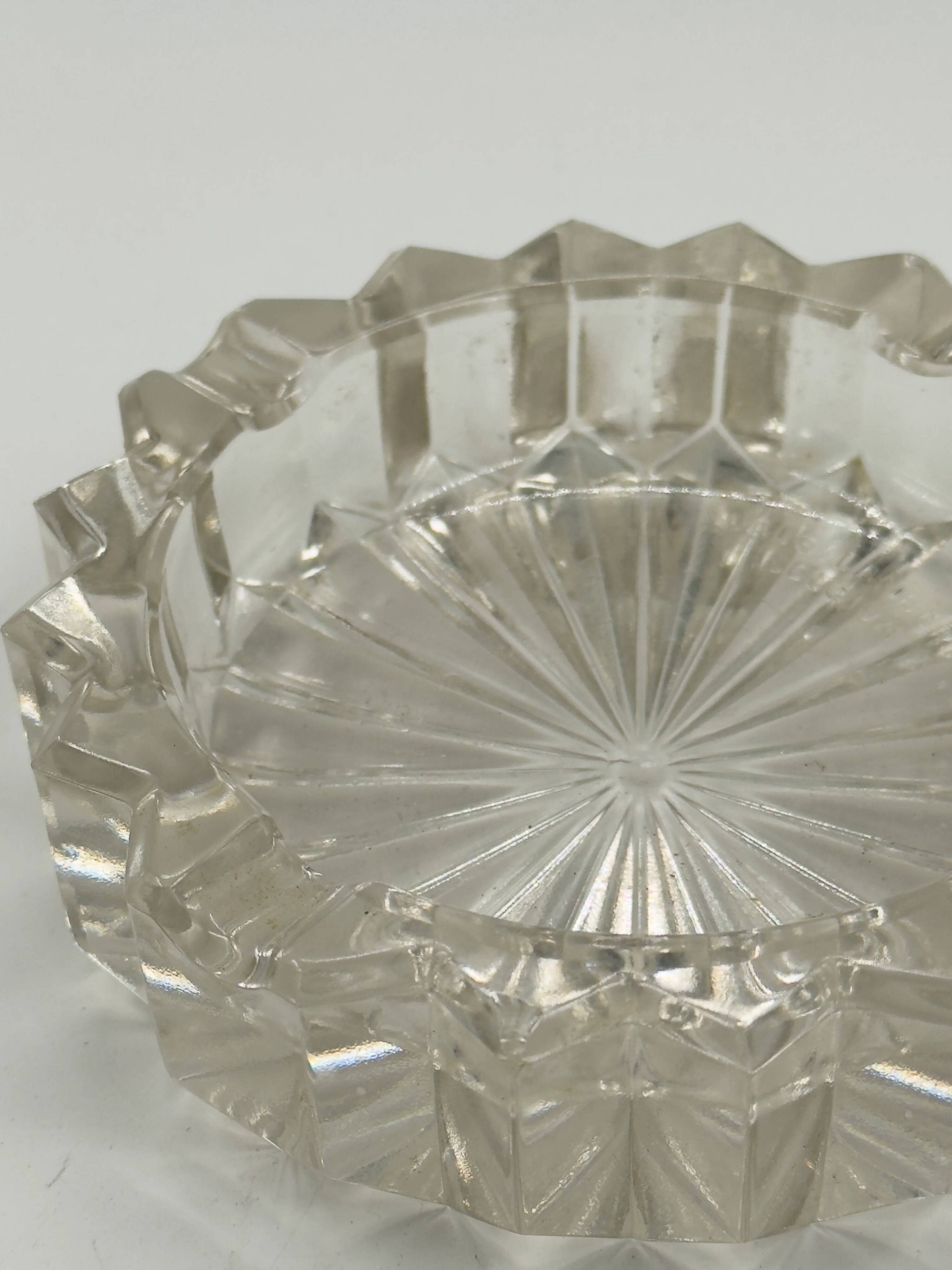 Cendrier vintage en verre pressé à facettes avec base en soleil