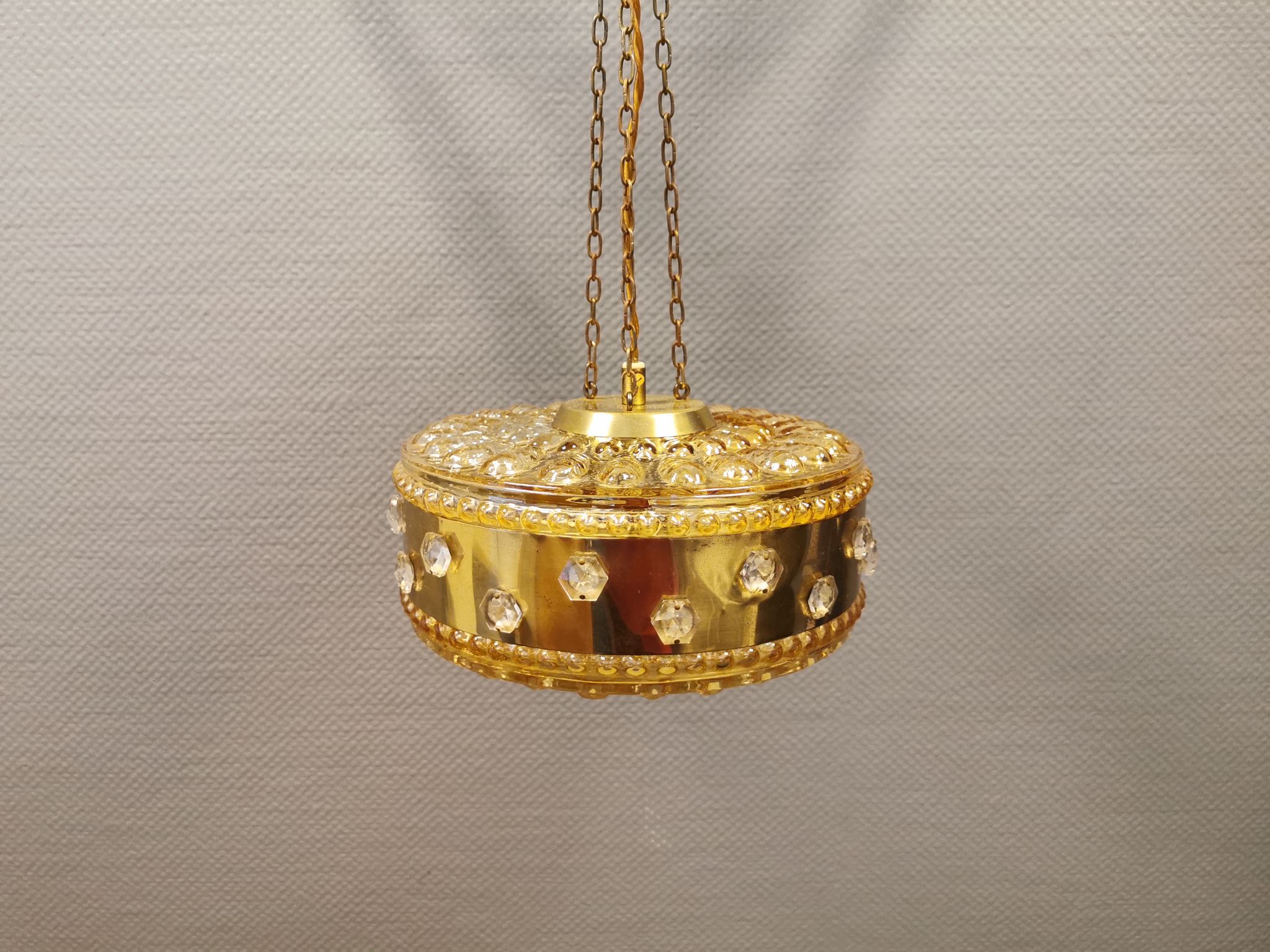 Ceiling-hanging lamp in glass with prisms and metal details