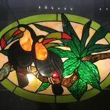 Vitrail de style art déco représentant un couple de toucans