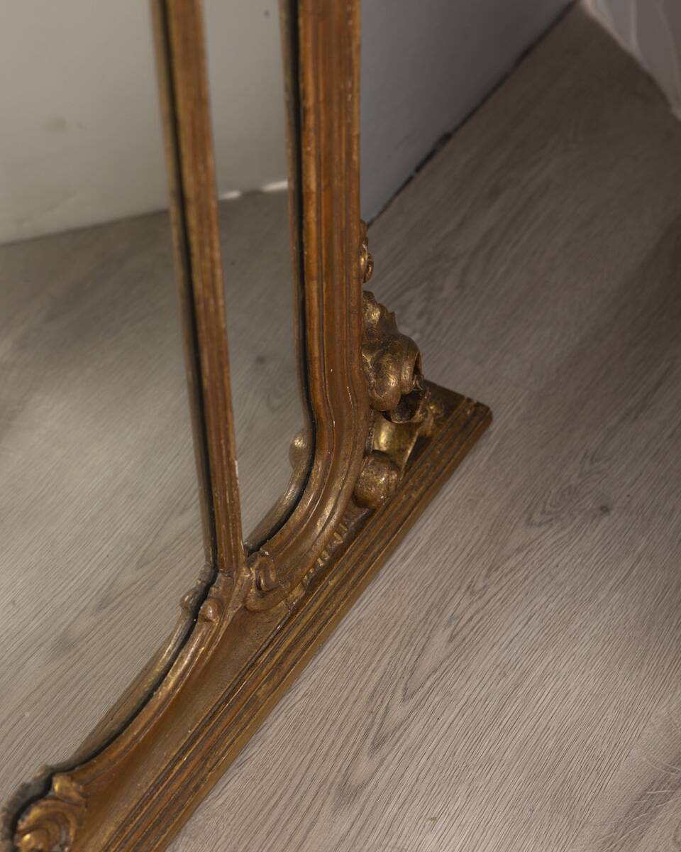 EARLY 20TH CENTURY BAROQUE-STYLE GOLDEN WOODEN WALL MIRROR