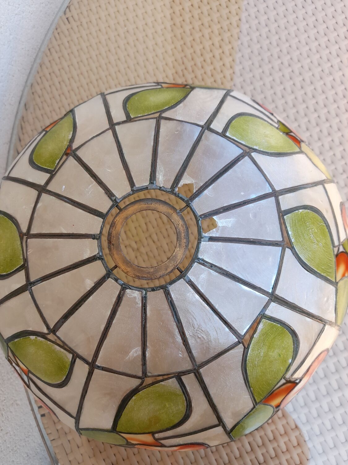 Chandelier suspension in mother-of-pearl red apples