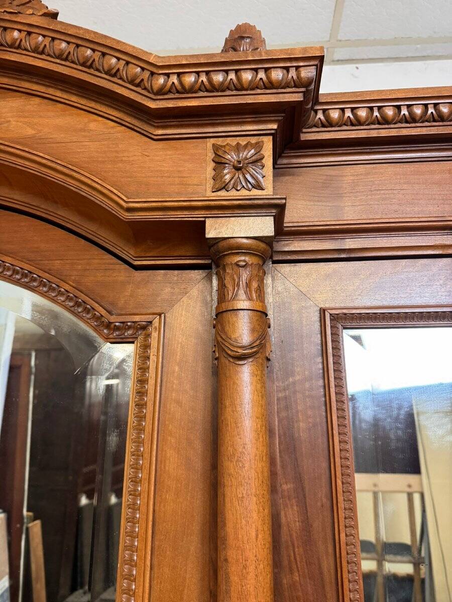 armoire style Louis XVI en noyer vers 1850