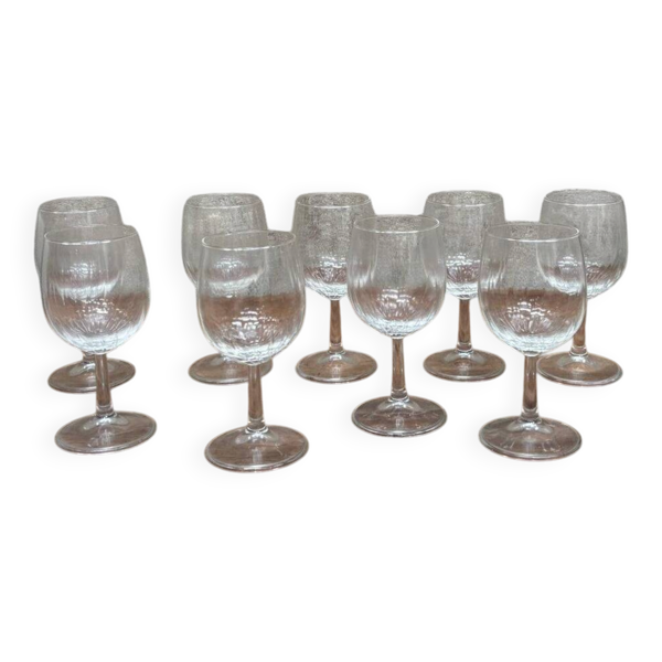 Ensemble verres à vin sur pieds