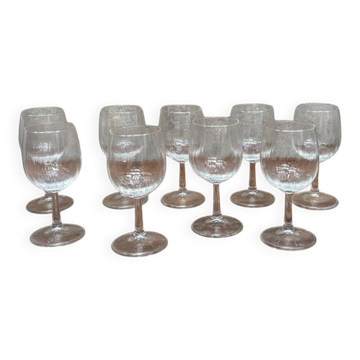 Ensemble verres à vin sur pieds