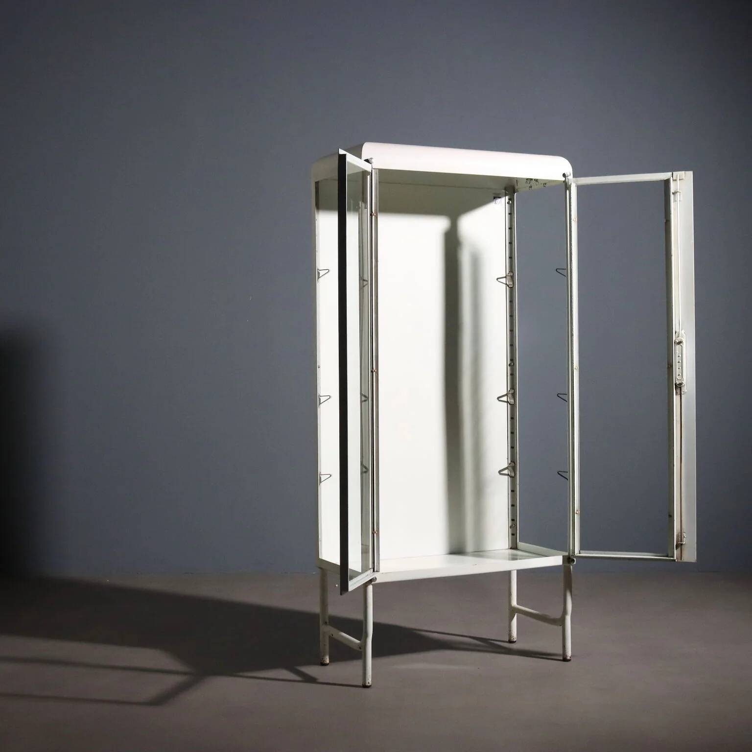 Vitrine industrielle des années 1960
