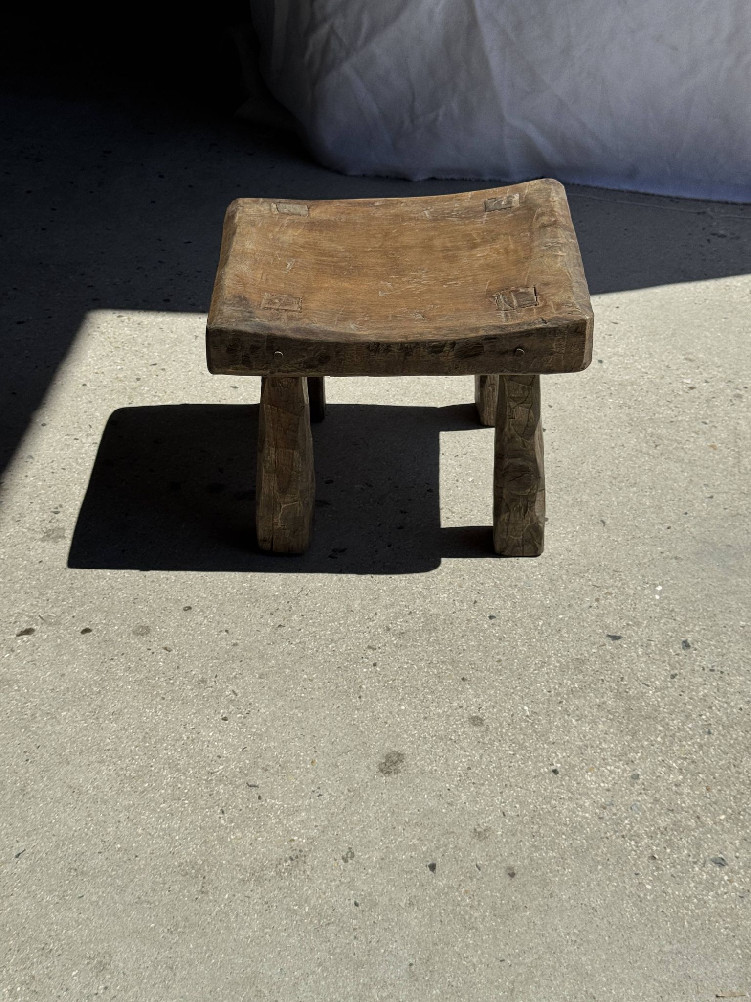 Tabouret d'appoint en teck massif carré assise courbée