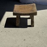 Tabouret d'appoint en teck massif carré assise courbée