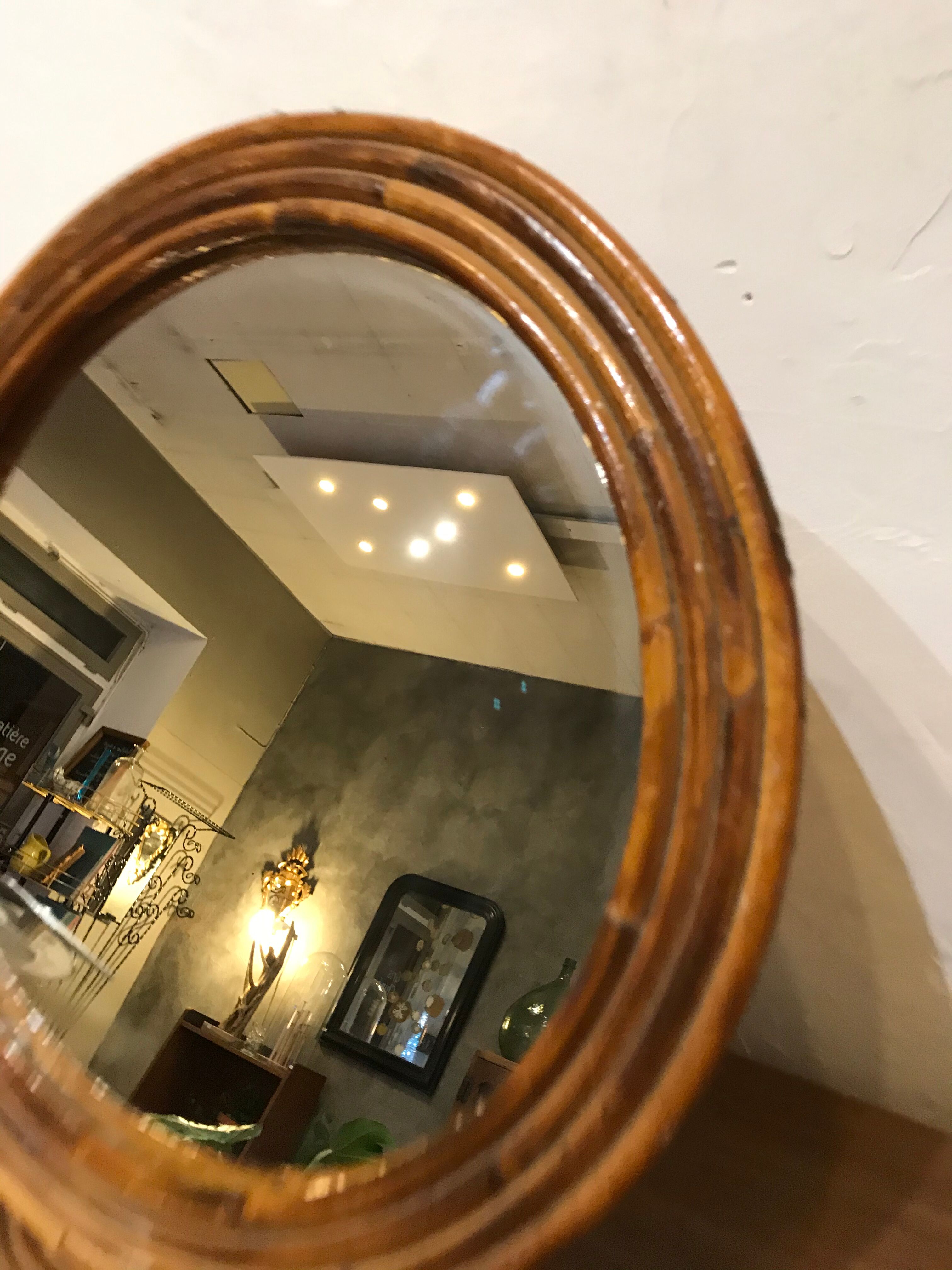 Round rattan mirror to lay