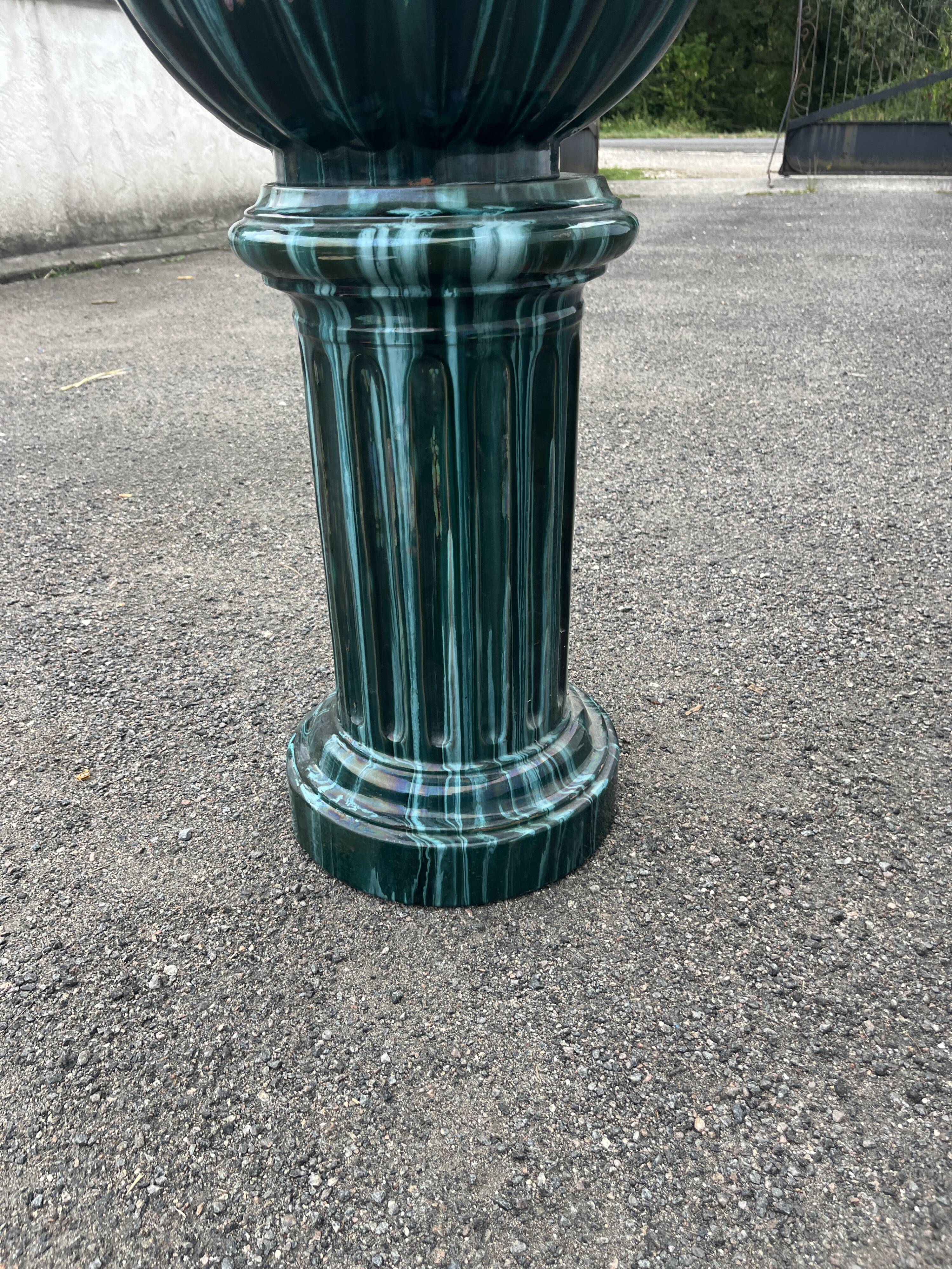 Large cache-pot on a ceramic column – In the style of Clément