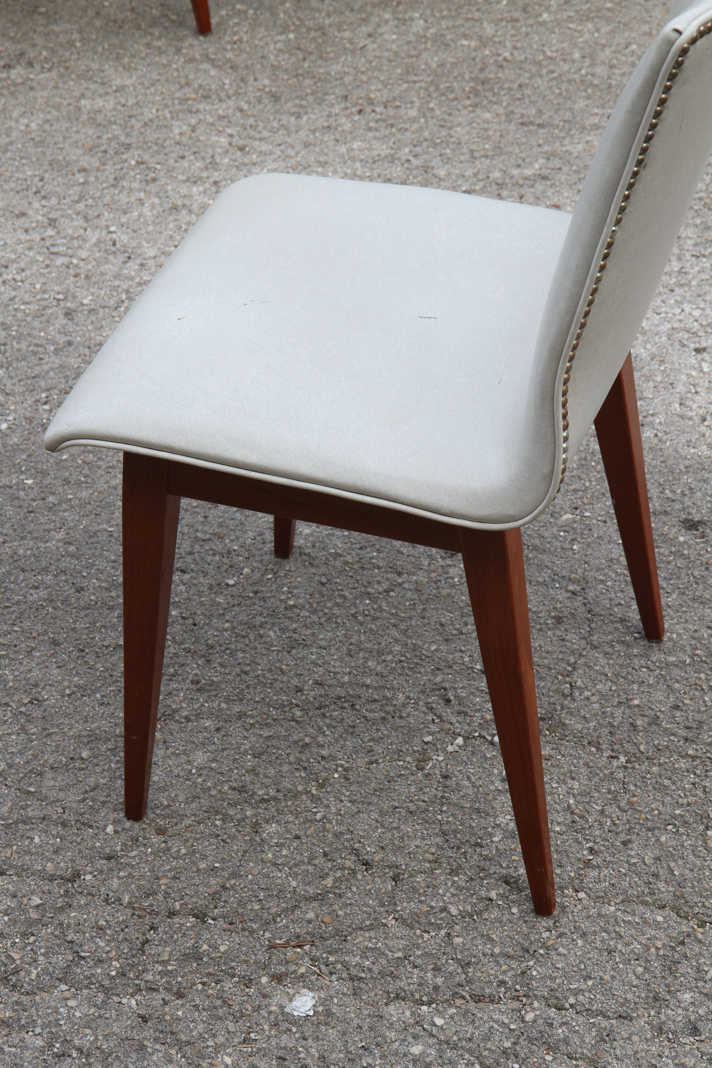 Lot de 4 chaises en simili cuir des années 1950