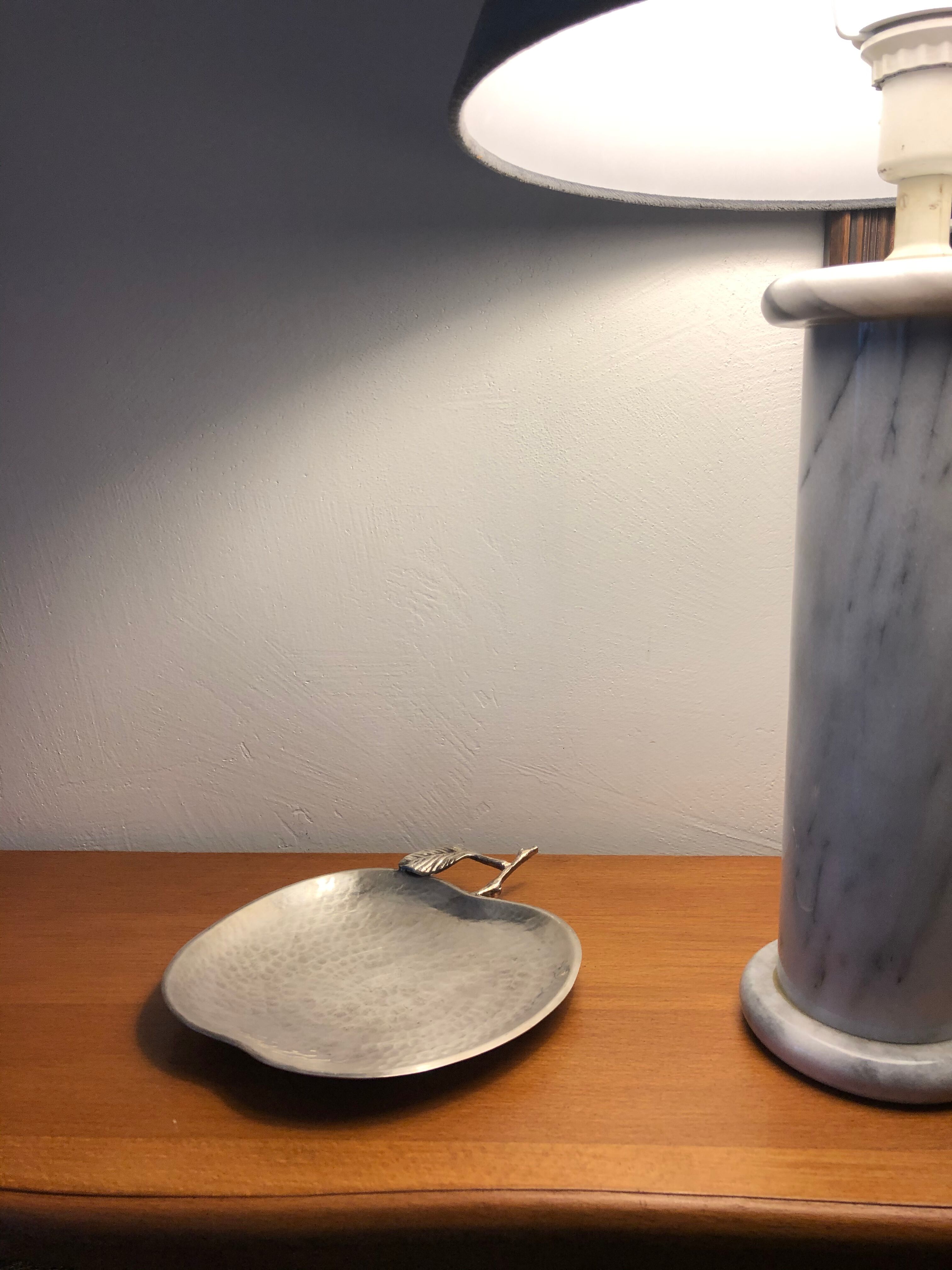 Empty pocket, apple-shaped cut