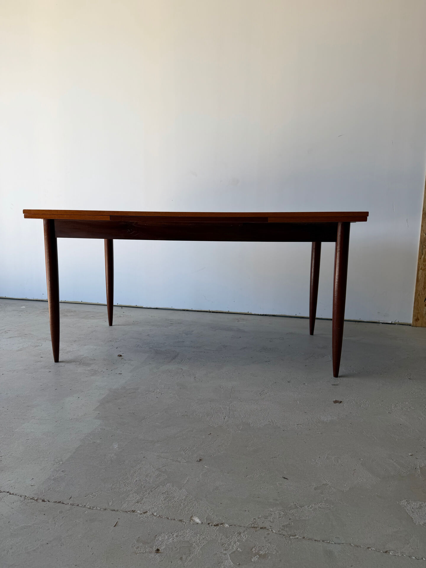 Rectangular extendable dining table with Scandinavian design in teak.