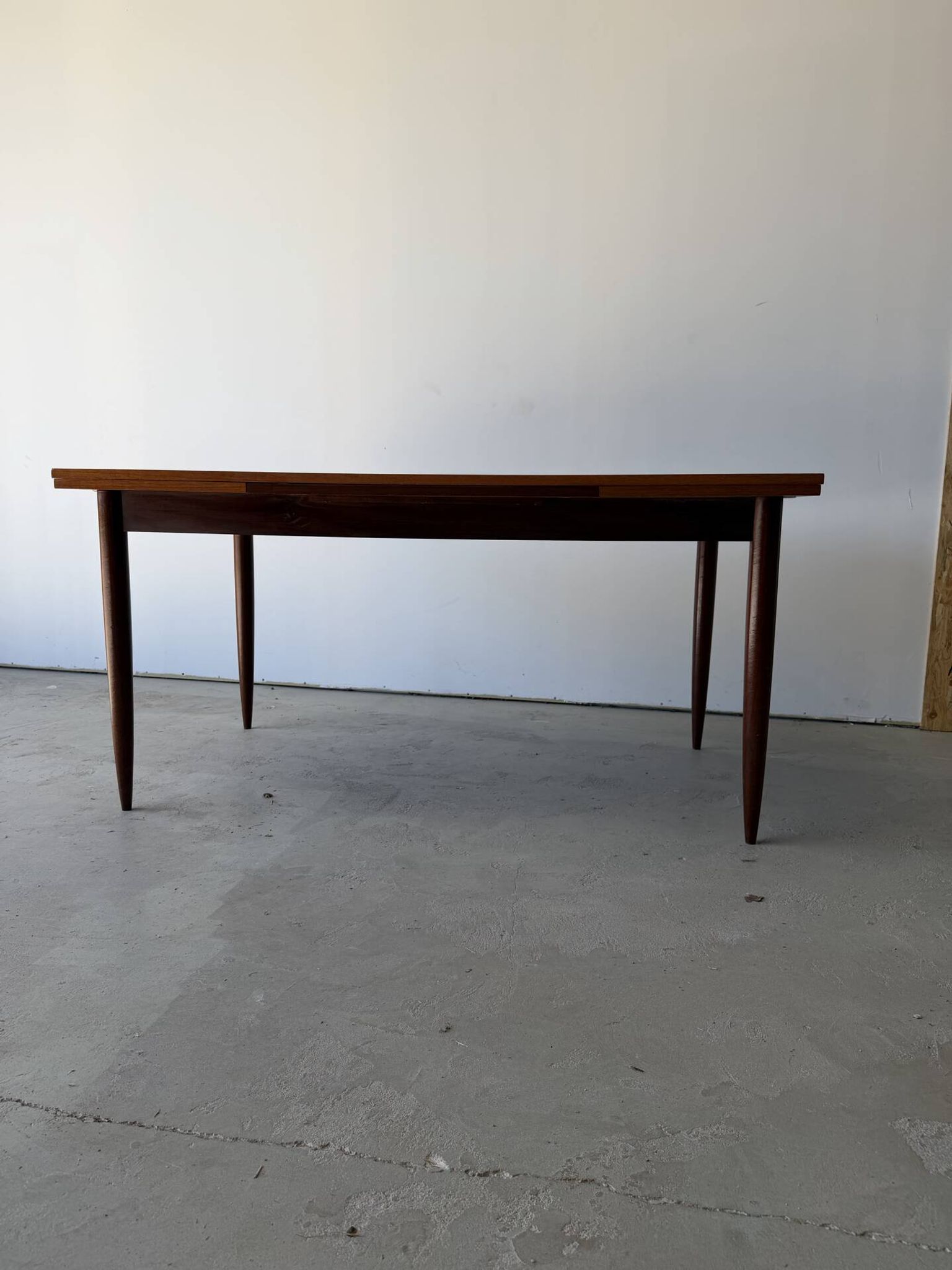 Table à manger rectangulaire à rallonges design scandinave en teck