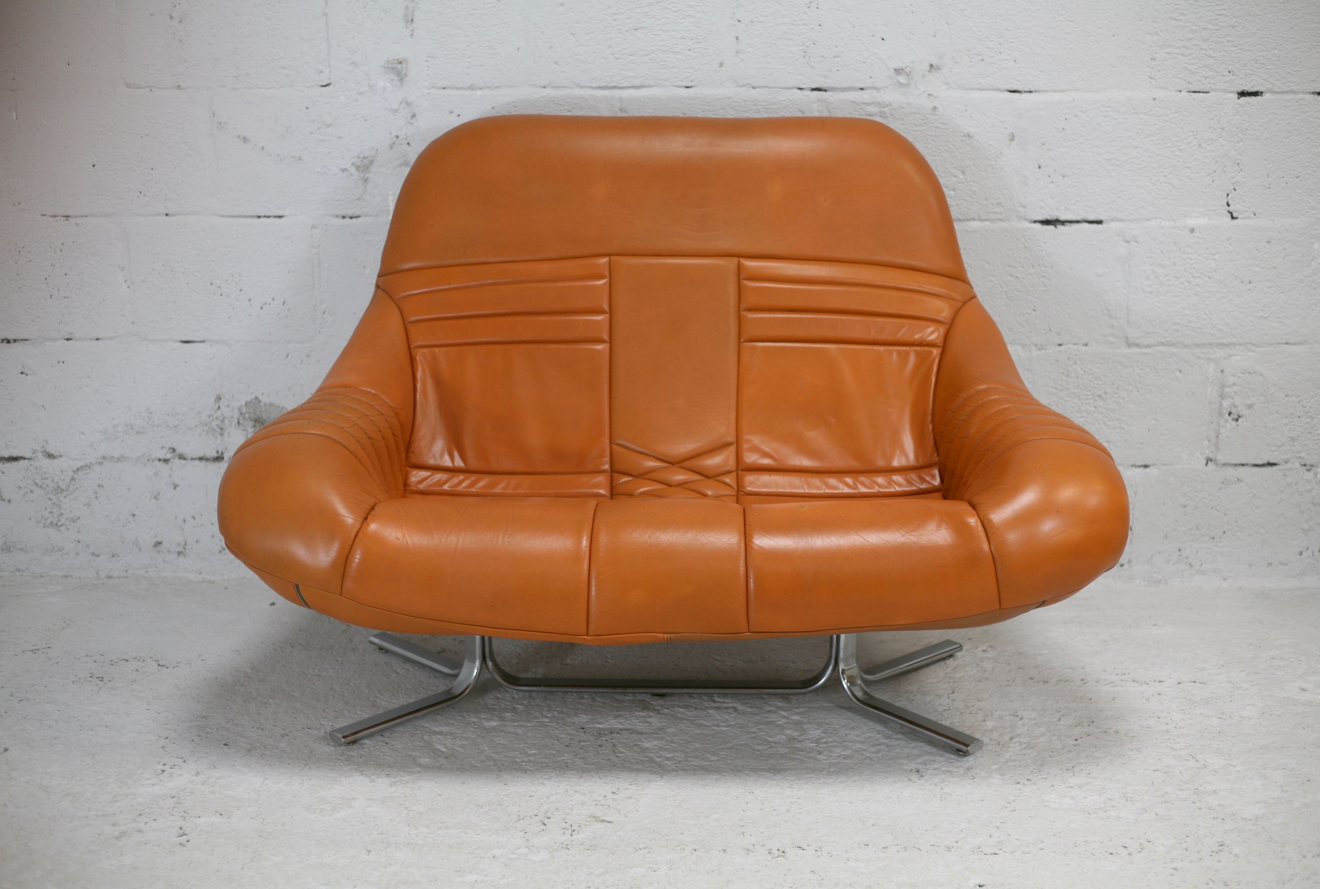 Sofa "space age". Leather, fiberglass, foam, steel. Circa 1970. Orange.