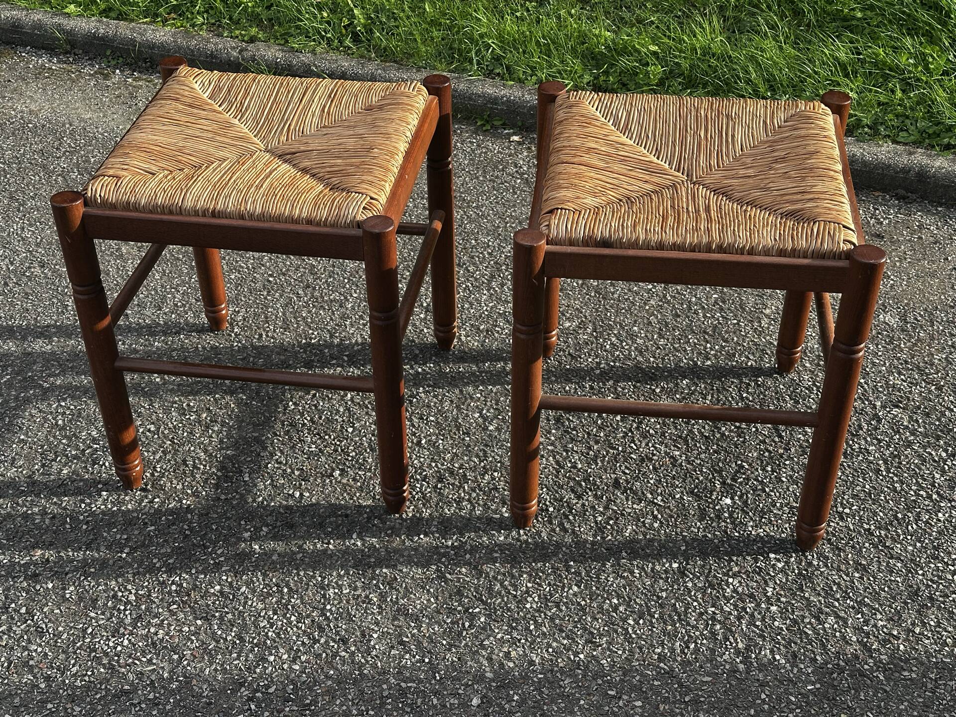 Paire de tabourets années 50 en bois et assise paillée