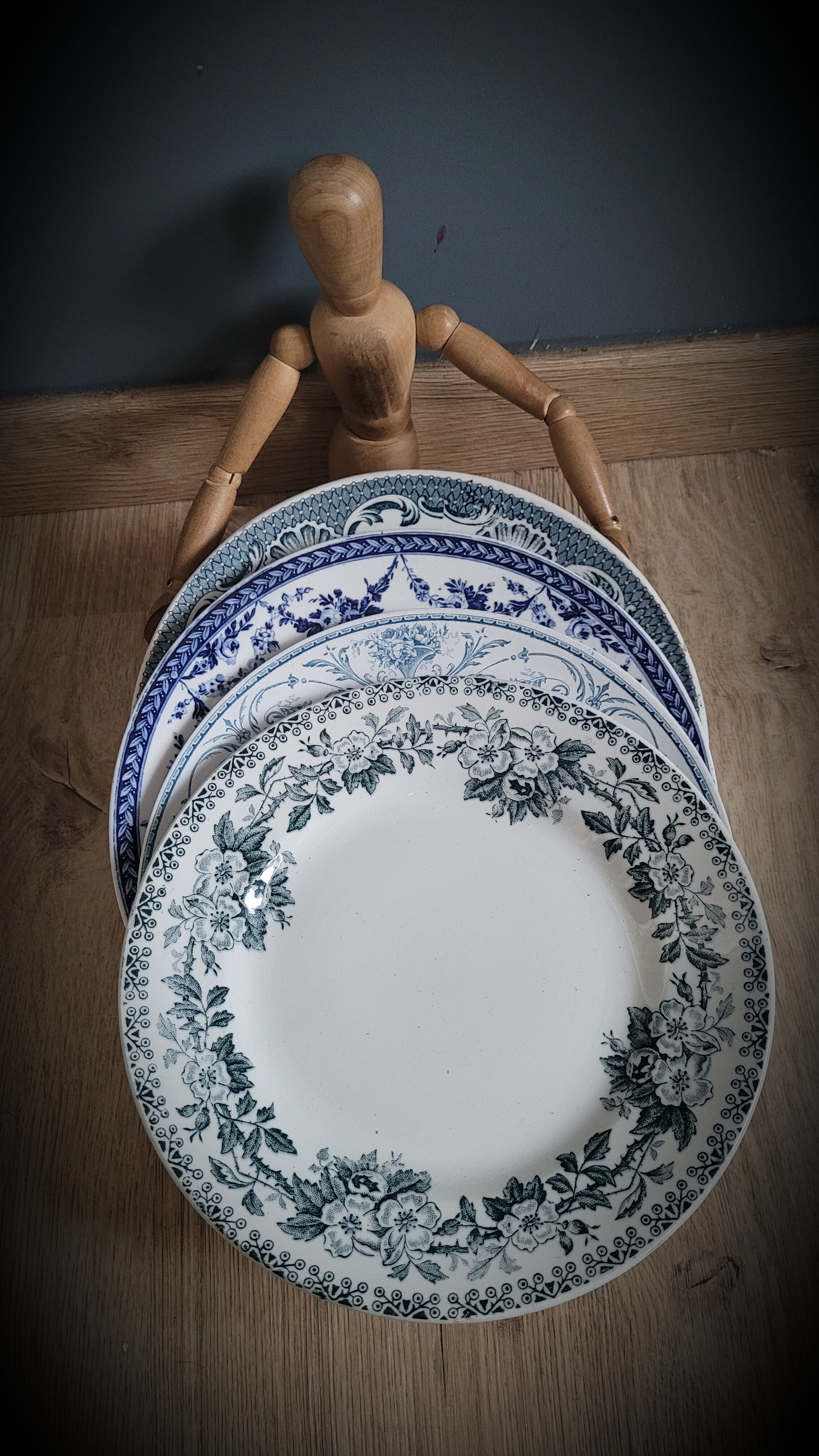 Quartet flat blue plates dessert 39