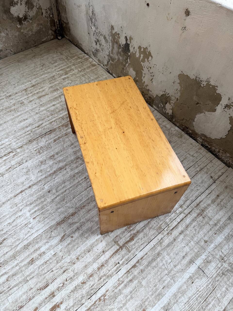 Coffee table in Perriand style, Les Arcs 1800.
