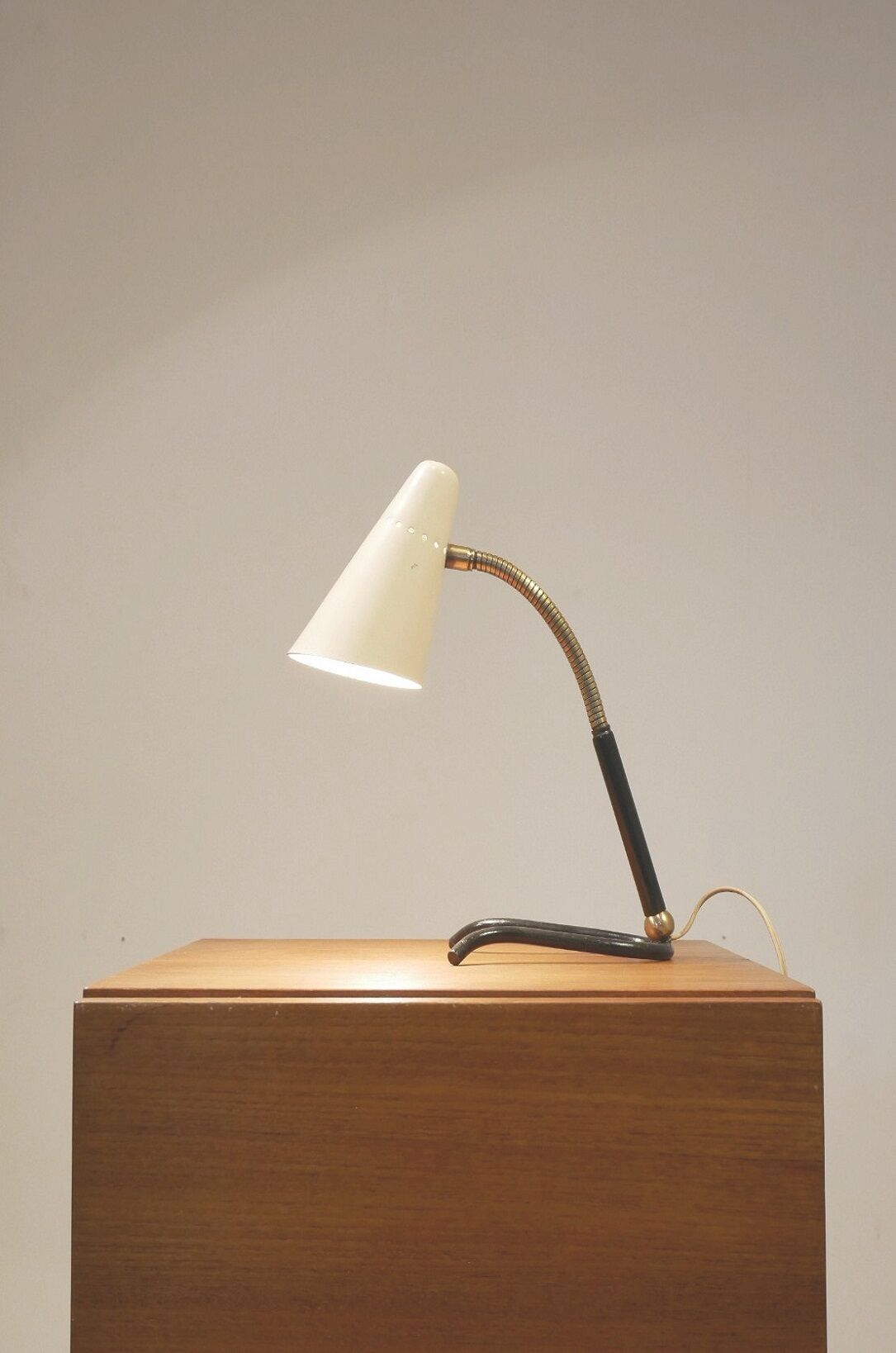 Table lamp in cream painted metal & brass, 1950