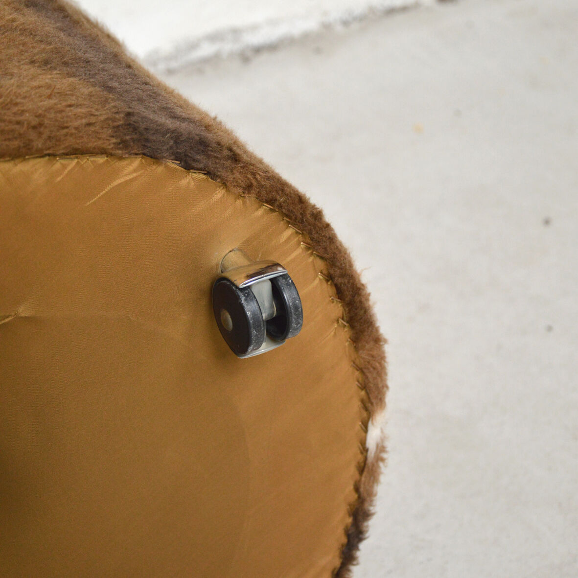 Round cow pouf