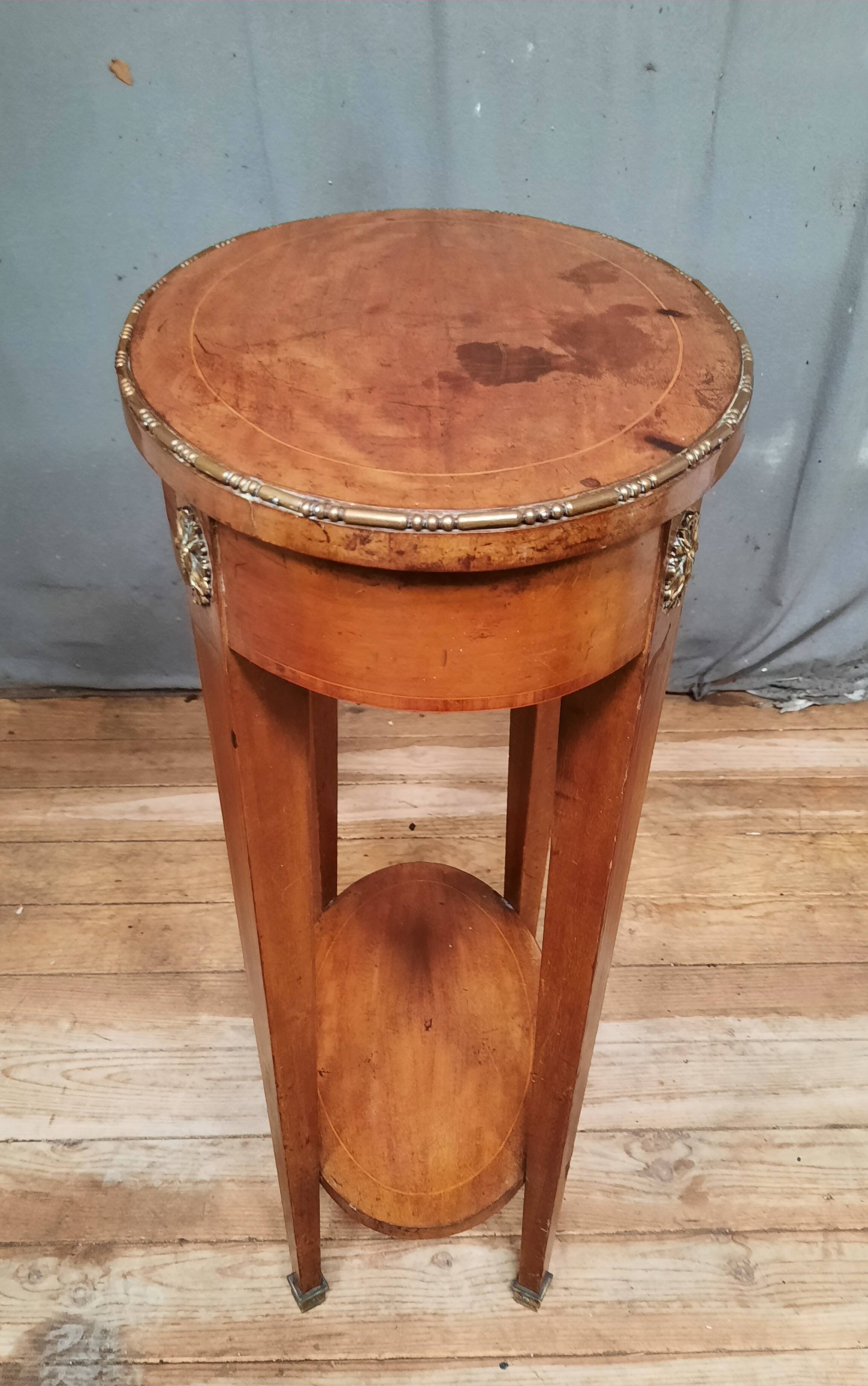 Oval marquette side table