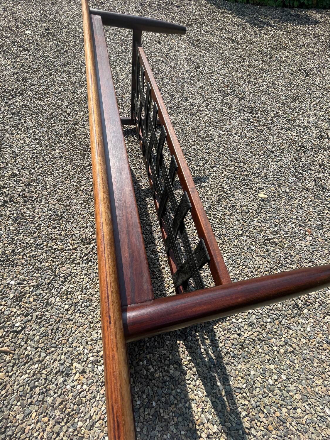 Table en palissandre Topform. Table basse vintage. Sangles en cuir