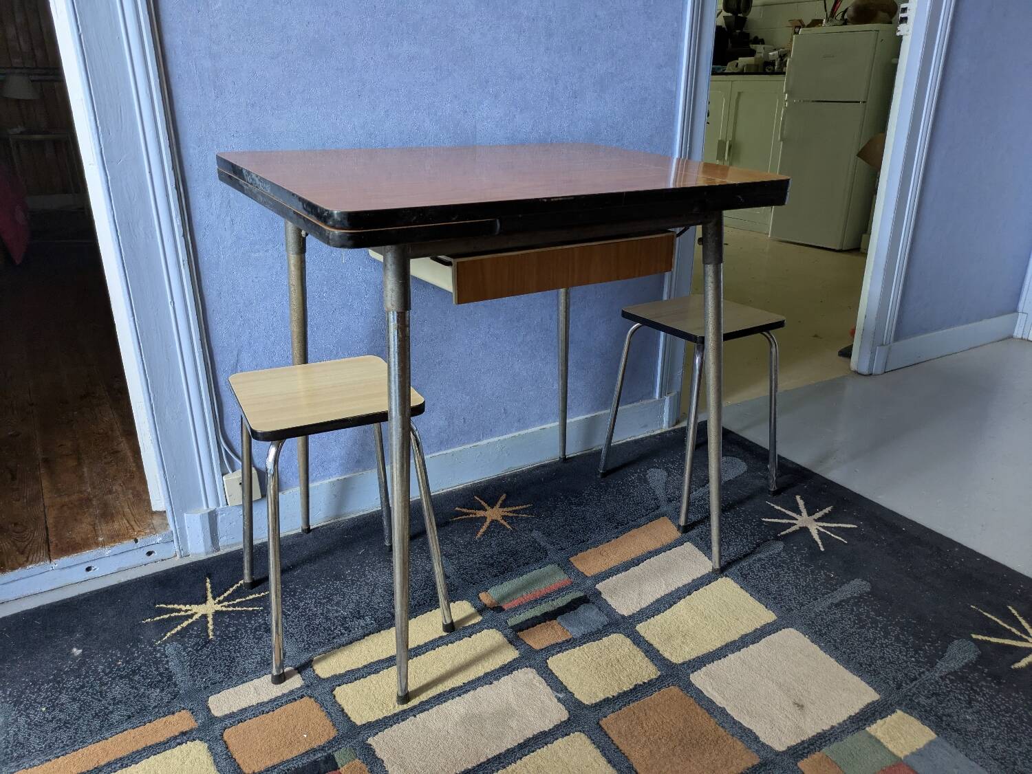 Table cuisine formica et ses 2 tabourets