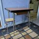 Table cuisine formica et ses 2 tabourets