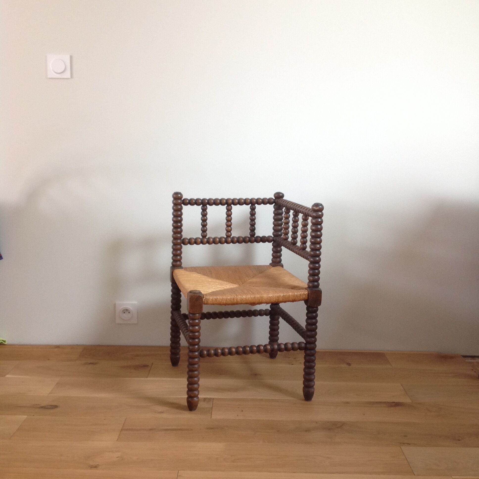 Mulched wood corner chair