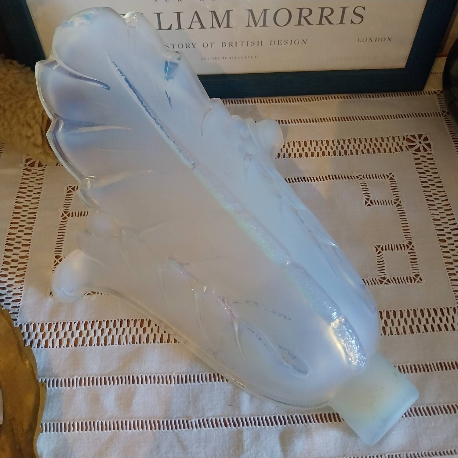 Antique Art Deco wall sconce in opalescent glass, Ezan France