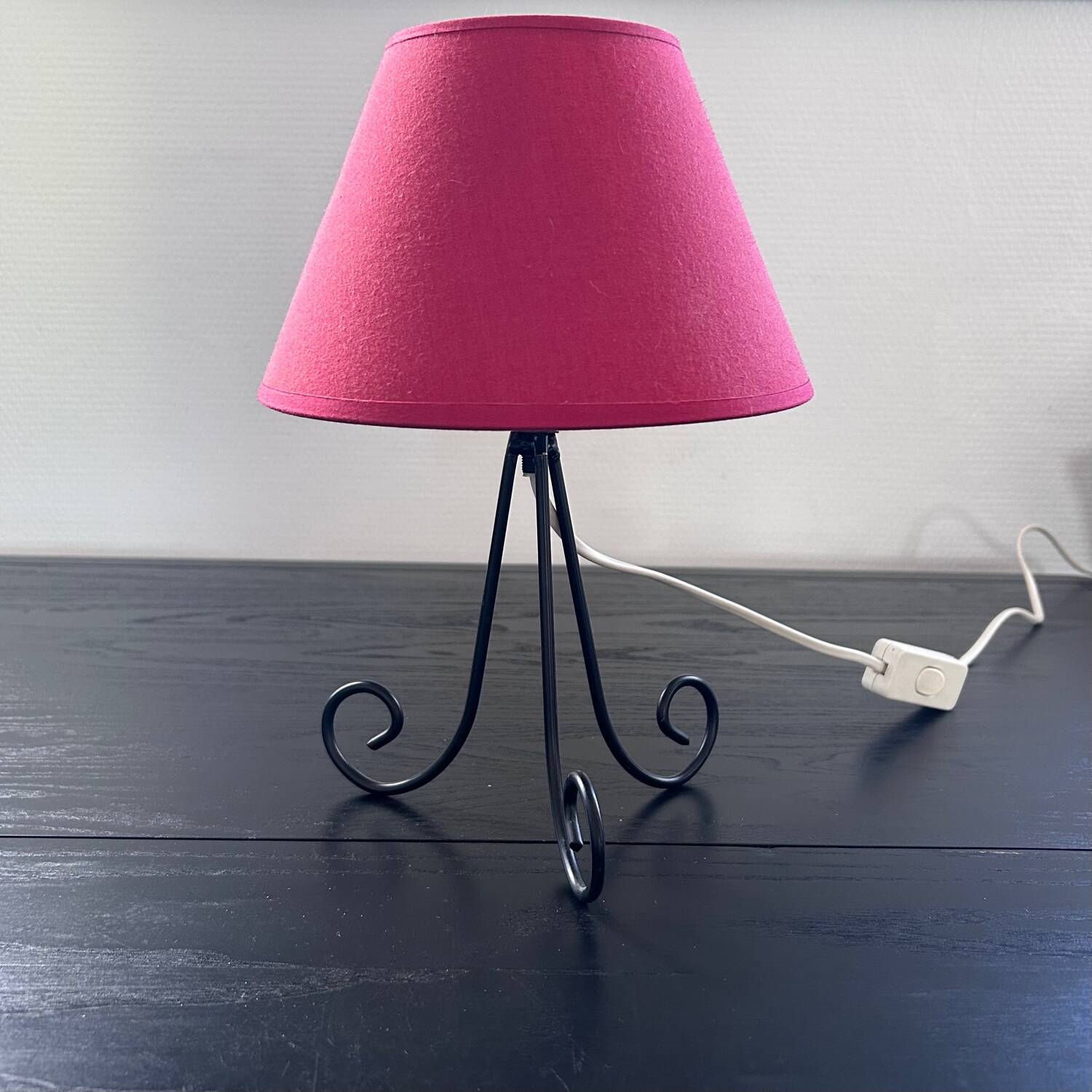 Lampe tripode en métal noir et coton rouge