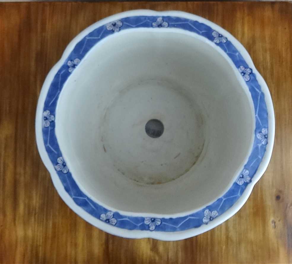 Chinese porcelain pot cover with its base