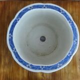 Chinese porcelain pot cover with its base