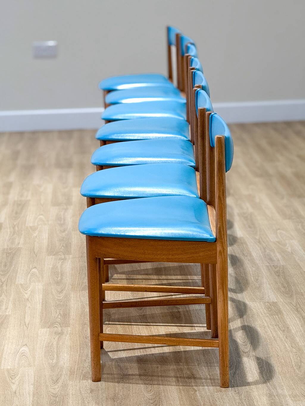 7 chaises de salle à manger McIntosh en vinyle bleu