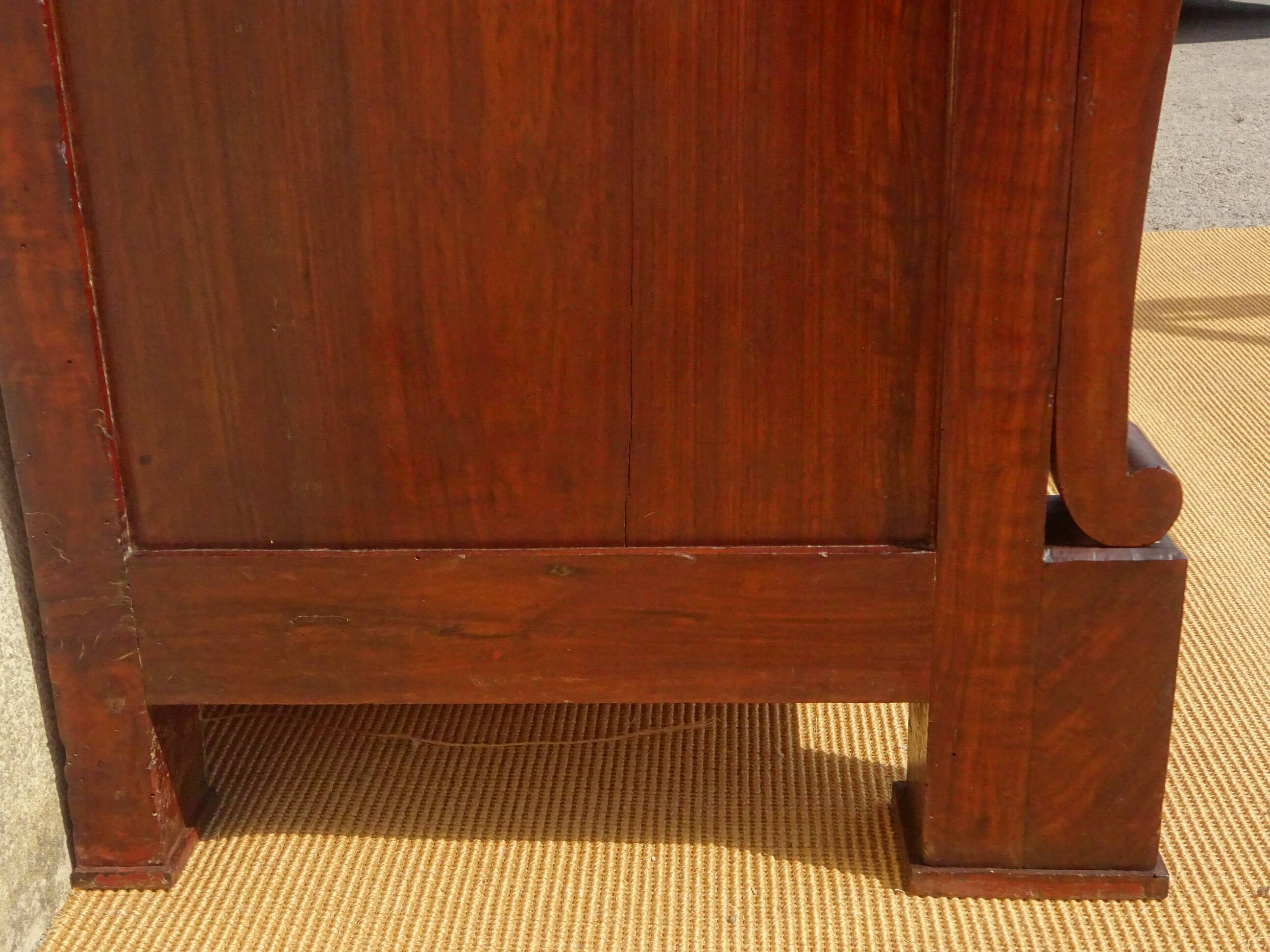 Crossed walnut chest of drawers