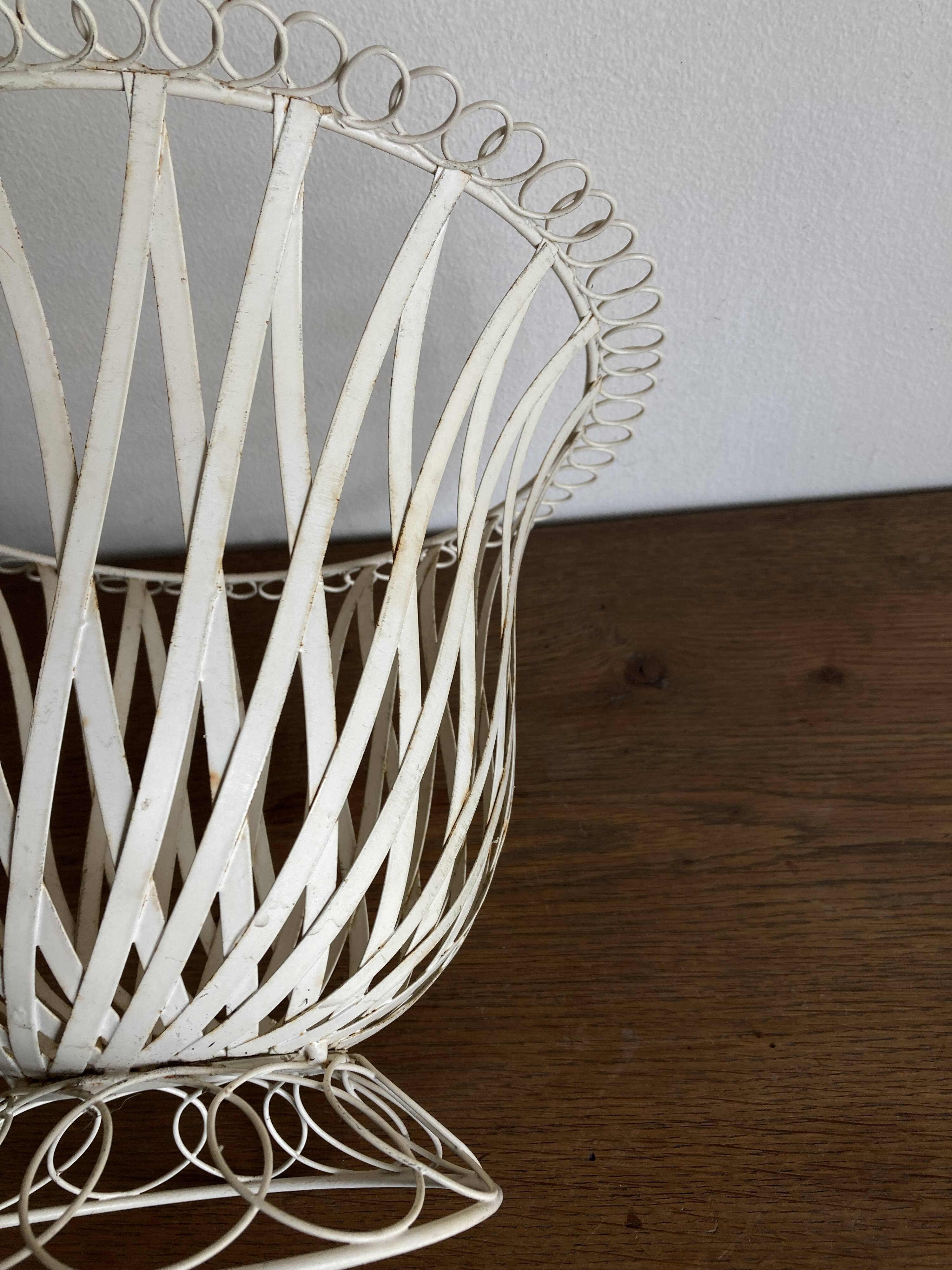 XXL Neoclassical Medici-style plant pot in ivory sheet metal