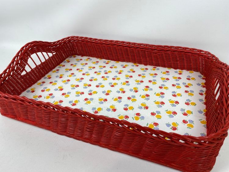 Red wicker serving basket deco fruits