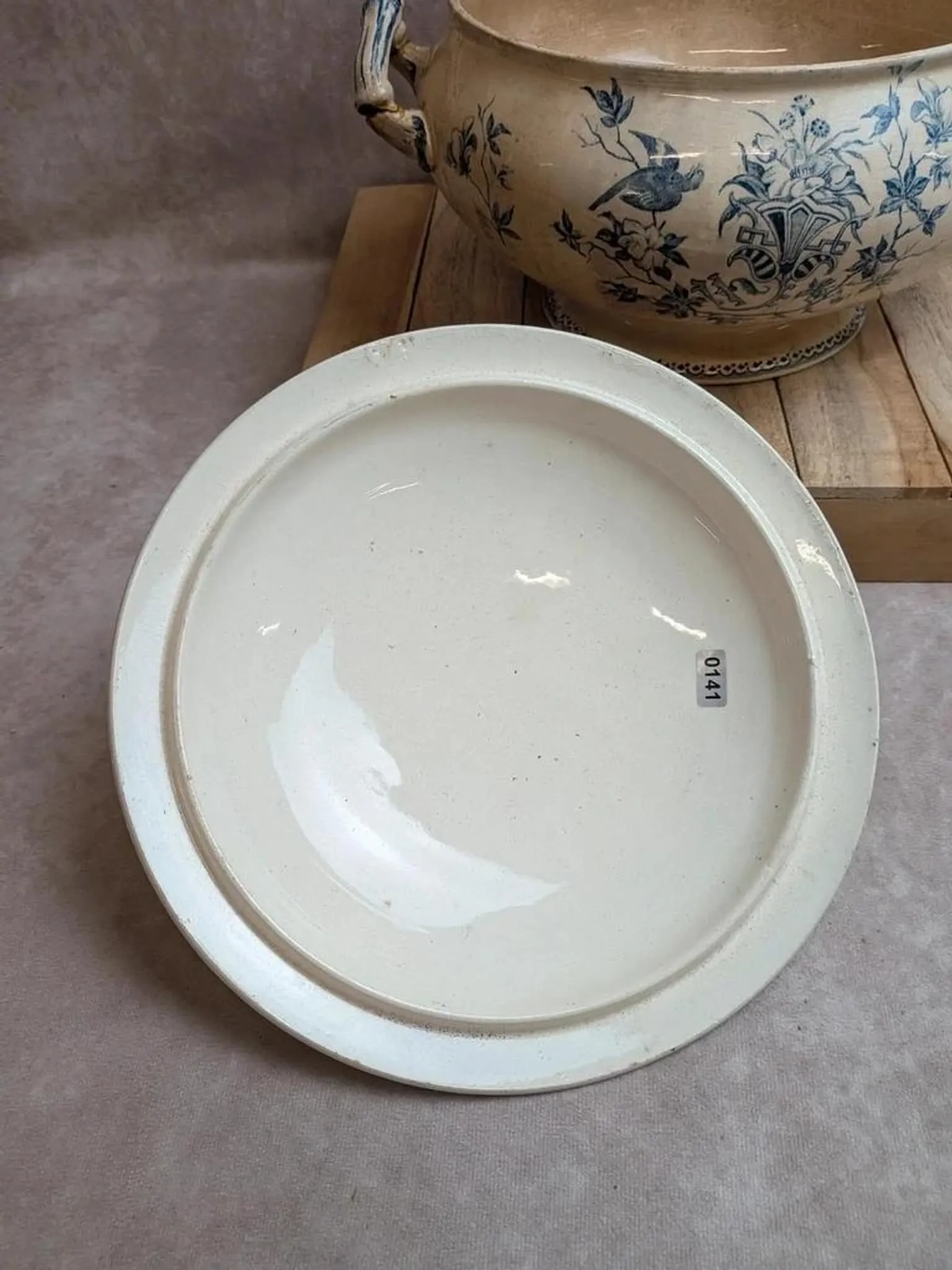 Grande soupière ancienne en terre de fer Creil et Montereau – Perruche