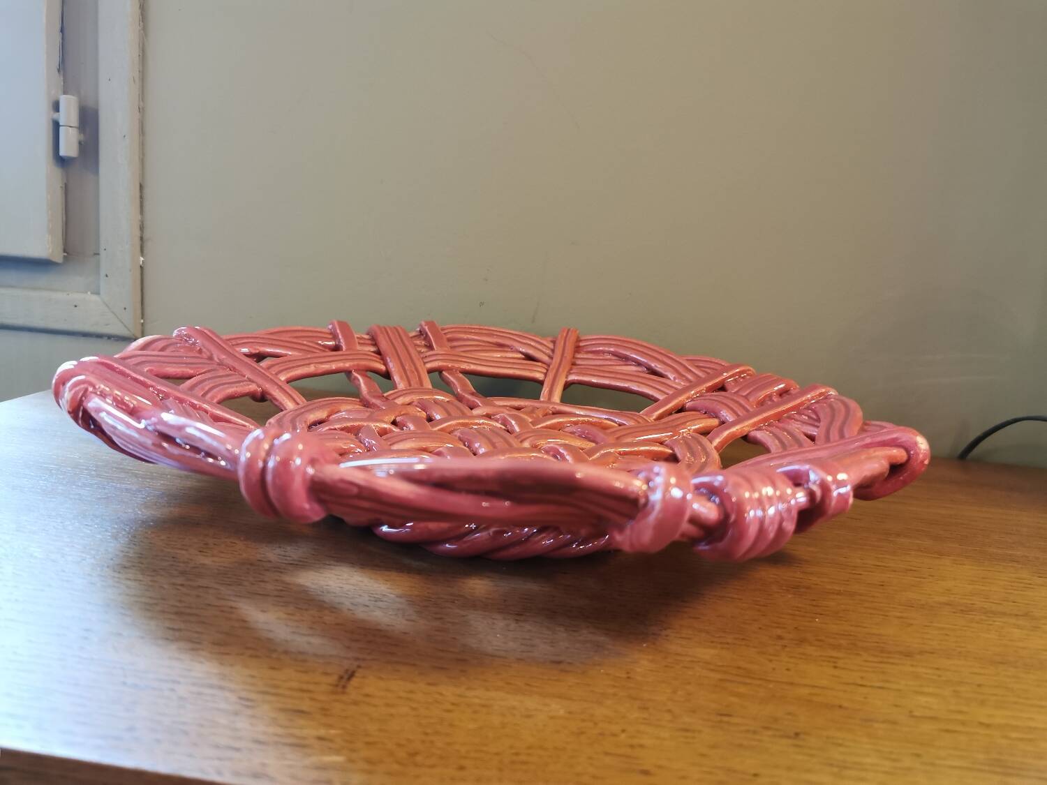 Vintage cup in braided pink barbotine