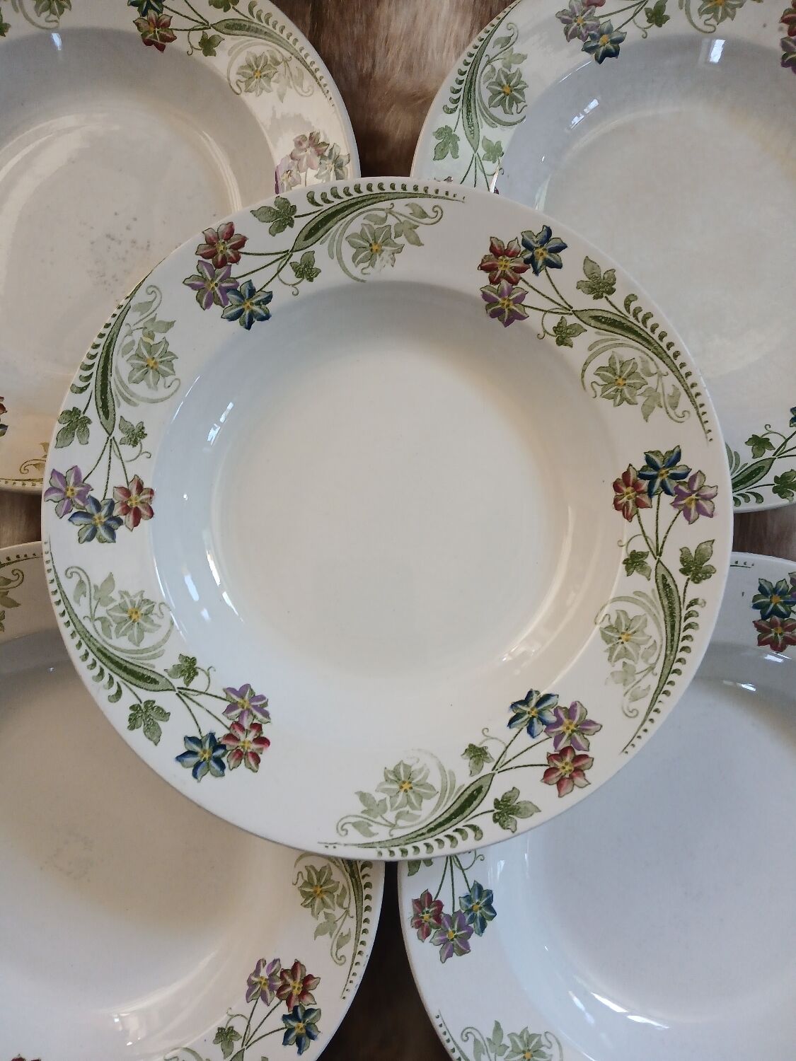 23 assiettes + plat anciens U&C Sarreguemines