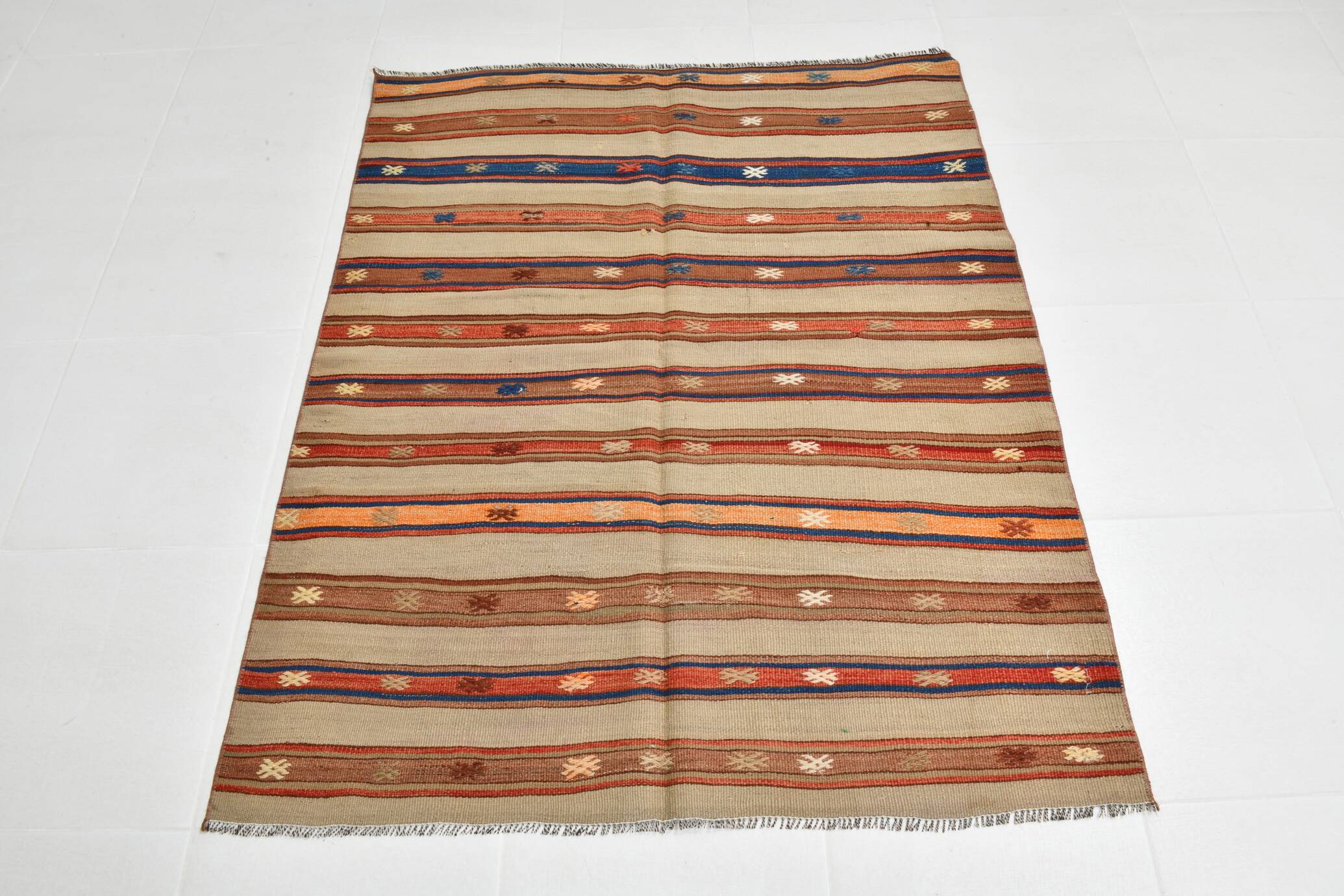 Tapis Kilim beige et bleu marine 4x5, motif ethnique, 120x146 cm