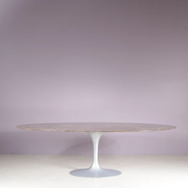 Table ovale Tulip XL des années 1970 avec plateau en marbre brun et base ovale en argent mat / Eero Saarinen / Knoll, USA